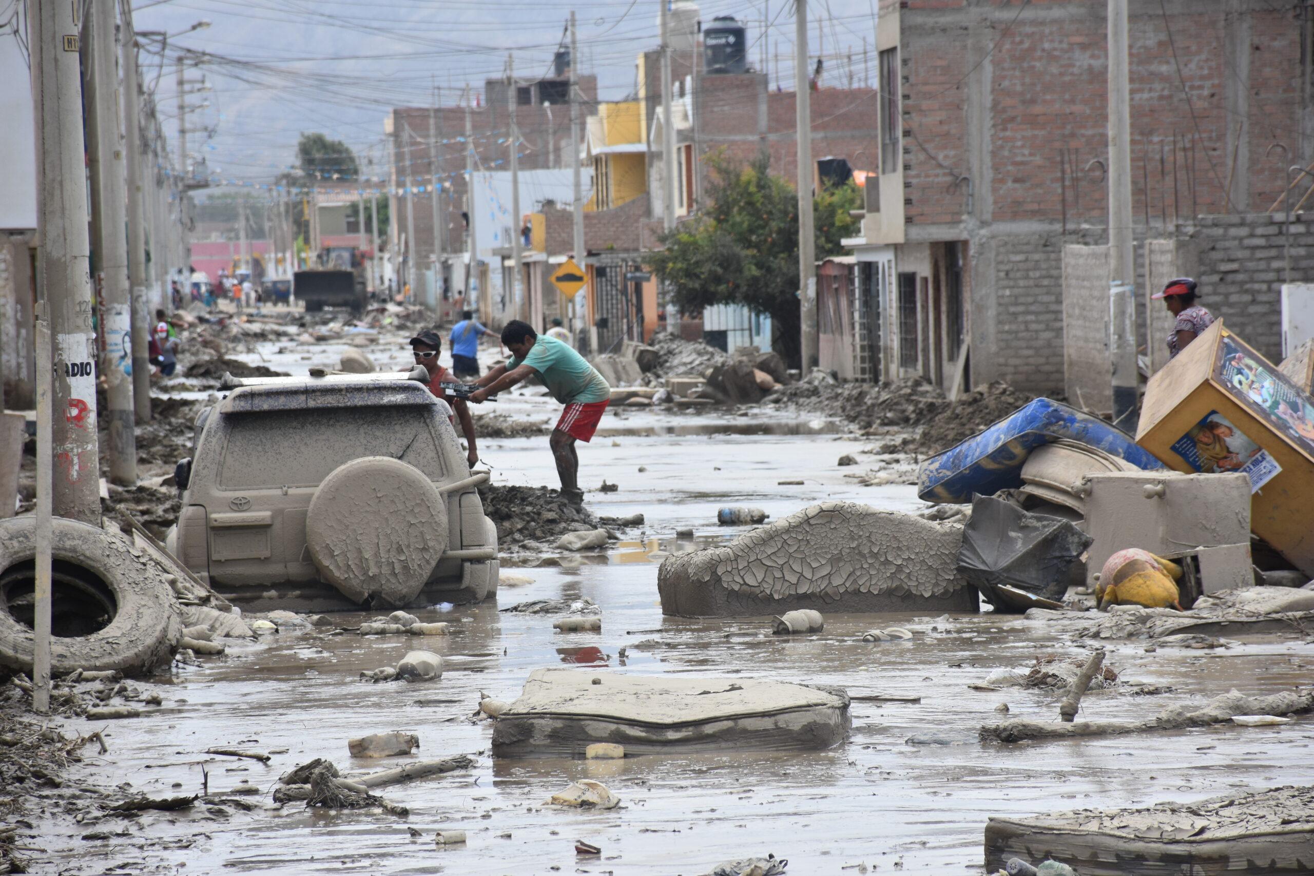 Perú, Huarmey.  Marzo 2017.
Afectaciones por inundaciones y deslizamientos en Perú. Vista de calle de Huarmey, muchas de las cuales se encuentran hundidas en lodo, luego de las inundaciones y deslizamientos que han afectado la región.
Desde el mes de enero un evento llamado El Niño Costero afectó Perú, generando fuertes lluvias por encima de los valores normales para la época y ocasionando las peores inundaciones y deslizamientos en décadas. 
Fernando Gandarillas /  IFRC

Peru, Huarmey.  March 2017.
Affectations produced by flooding and landslides in Peru. View of a street in Huarmey, many of which are sunken in mud, after the floods and landslides that have affected the region.

Since January an event called El Niño costero has affected Peru, generating heavy rains above normal values for the time and causing the worst floods and landslides in decades.

Fernando Gandarillas /  IFRC