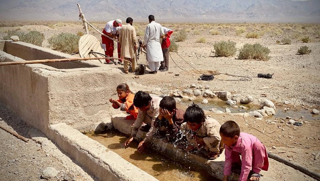 The drought has increased reliance on water trucking and bottled water for drinking. The Iranian Red Crescent works with affected communities to provide safe water and livelihood support. Photo credit: Iranian Red Crescent Society. 