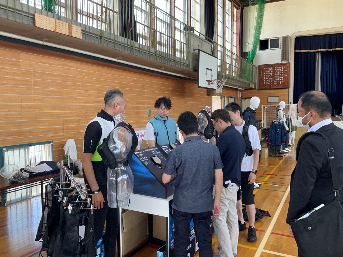 Testing a battery-powered cooling vest for shelters without air conditioning