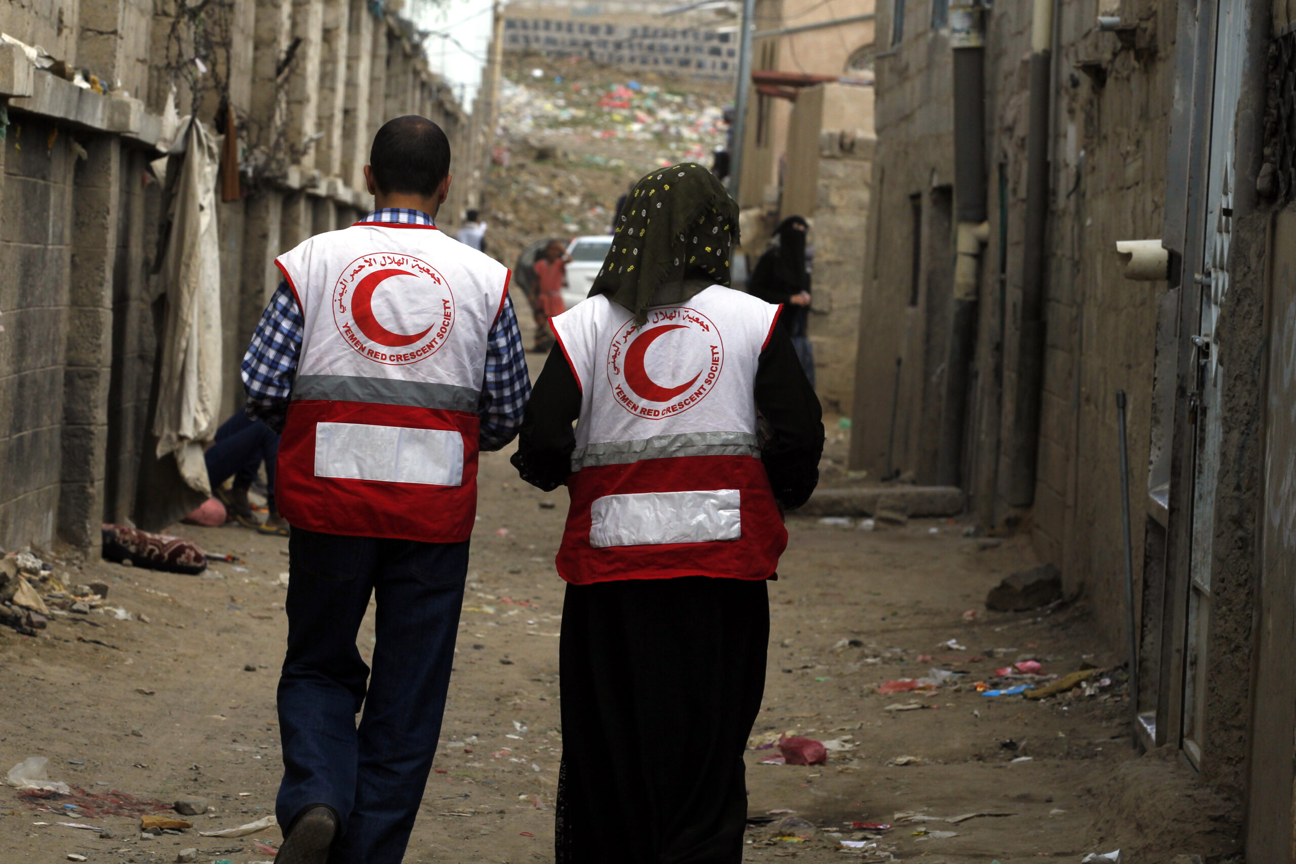 Yemeni Red Crescent volunteers providing cholera consultation and awareness in Muhammasheen, Sanaa. Photo: Yahya Arhab / IFRC