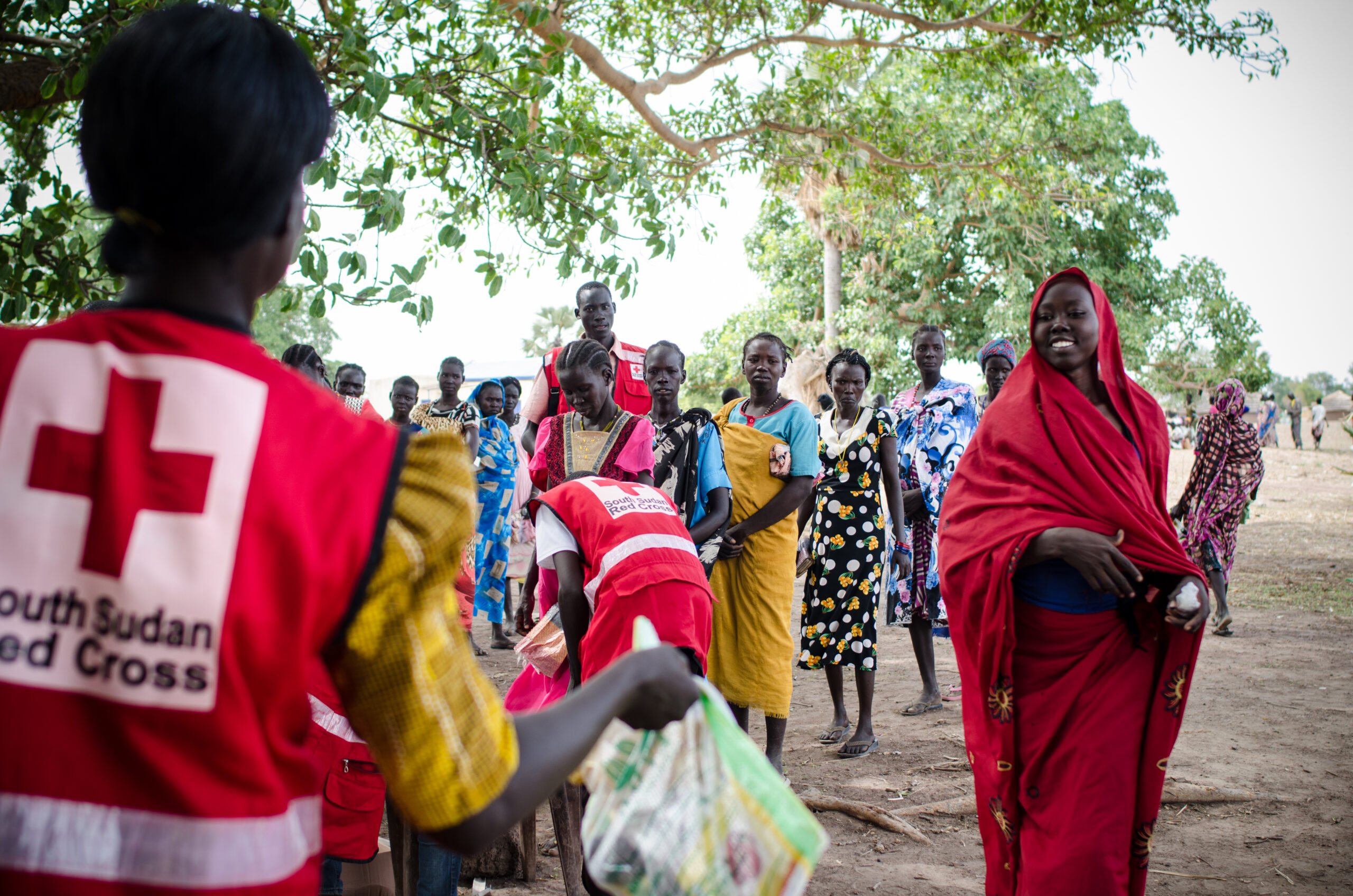 South Sudanese Red Cross volunteers distributing seeds and agricultural tools to women in Ajuet, Northern Bahr el Ghazal State. Photo: Corrie Butler / IFRC