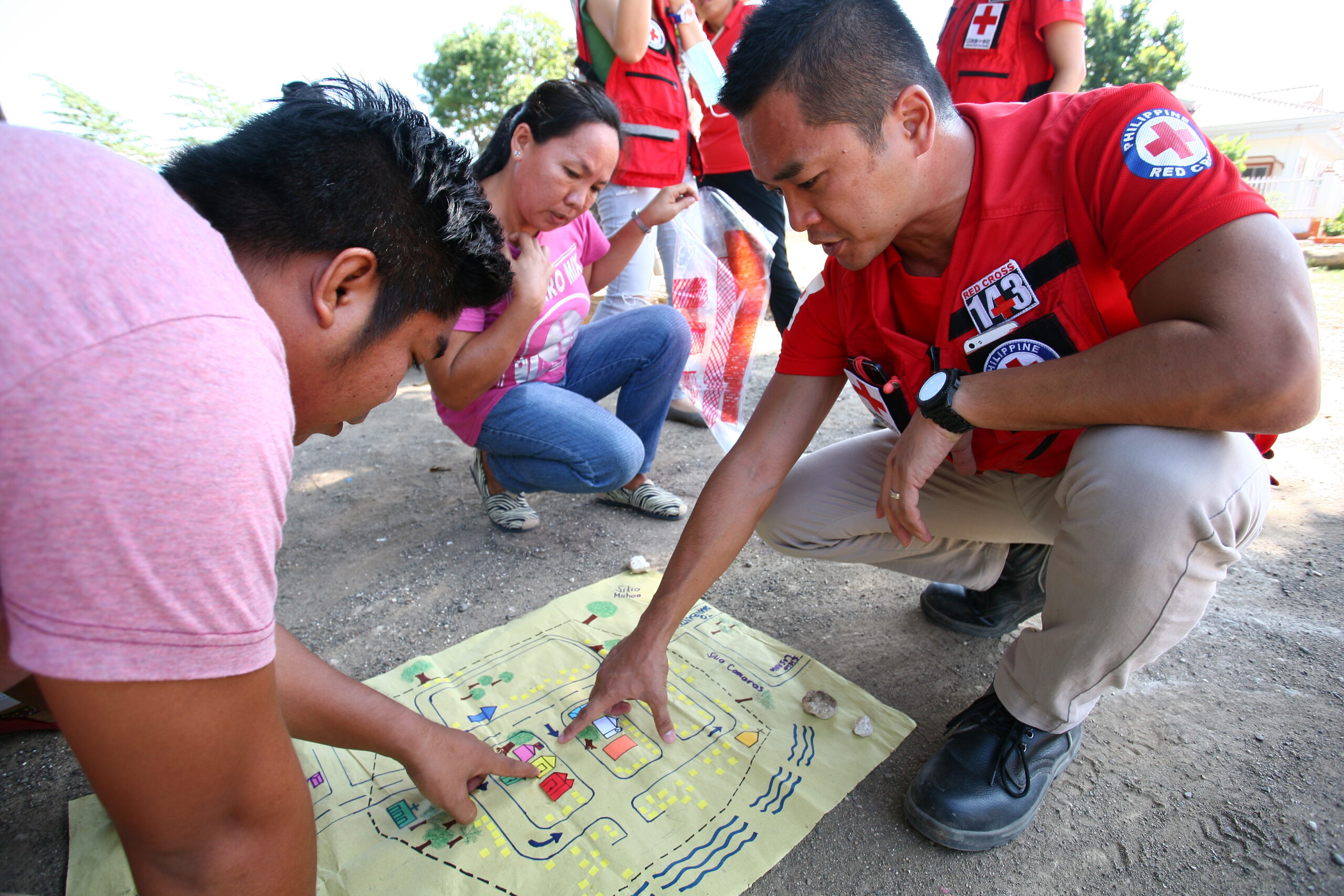 p-PHL2630 Taku Yoshida. 27/10/2015. Philippines, Cebu, Daanbantayan, Bateria. Discussing the hazard map.
Photo by Juan Carlo, Japanese Red Cross Society / Philippine Red Cross