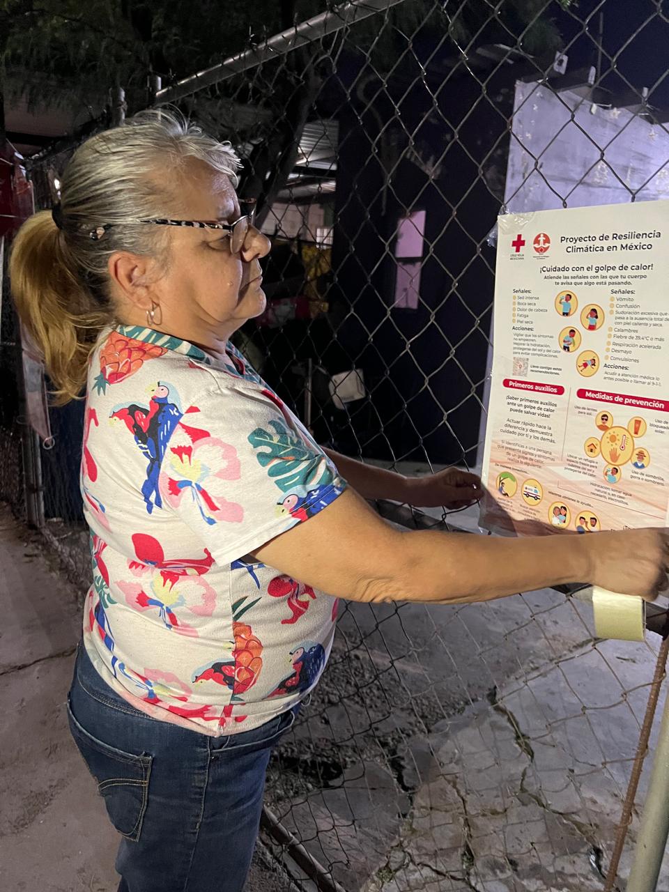 Community leader raising awareness of extreme heat risks at night, Mexicali, Baja California. Source: Mexican Red Cross