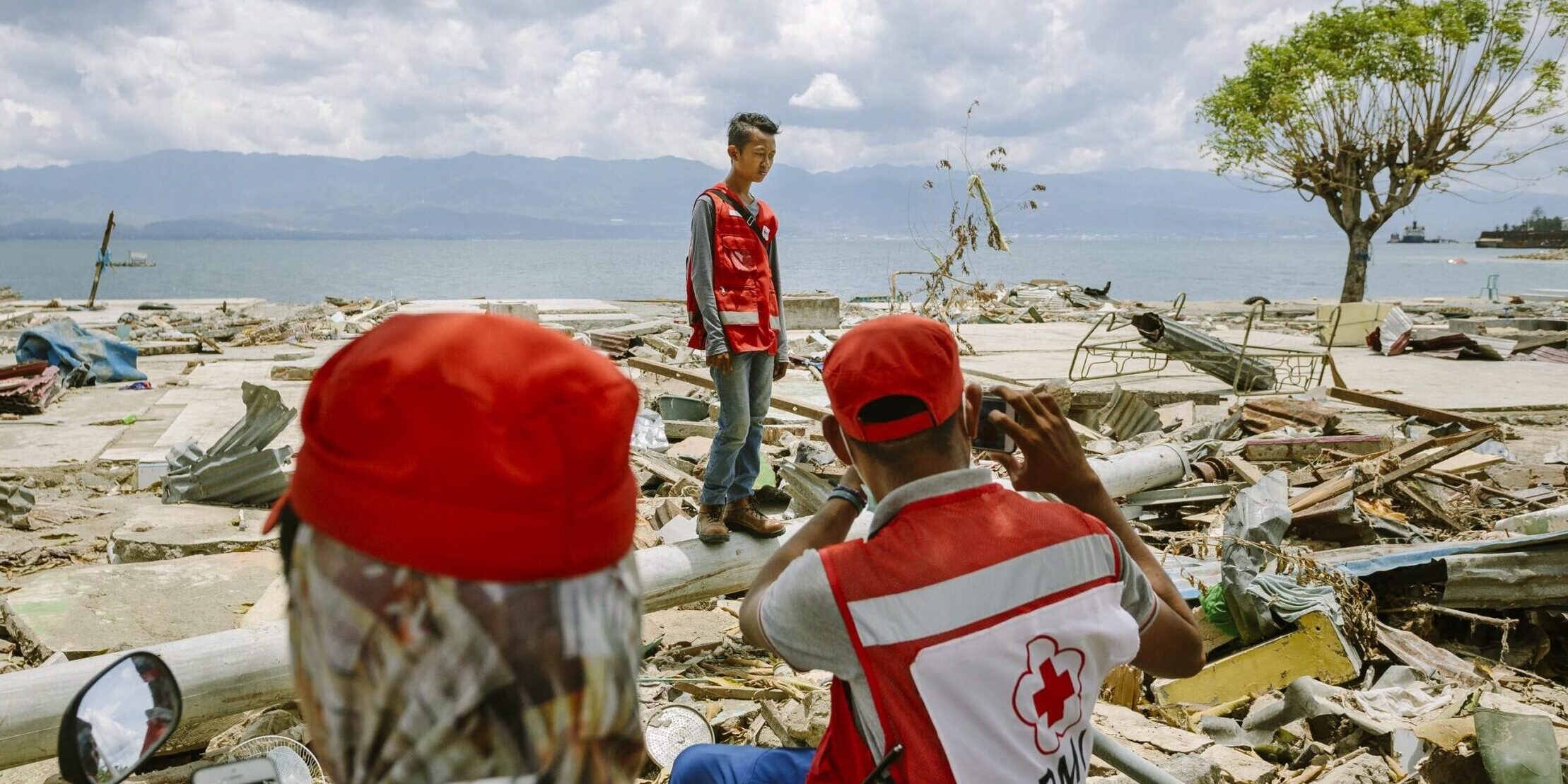 2018 October 7th. Finnish Red Cross earthquake and tsunami response in Donggala, Sulawesi, Indonesia.

Palang Merah Indonesia (PMI) volunteers by the beach in Loli Saluran, Donggala, Sulawesi, Indonesia. Photo: Benjamin Suomela/Finnish Red Cross
