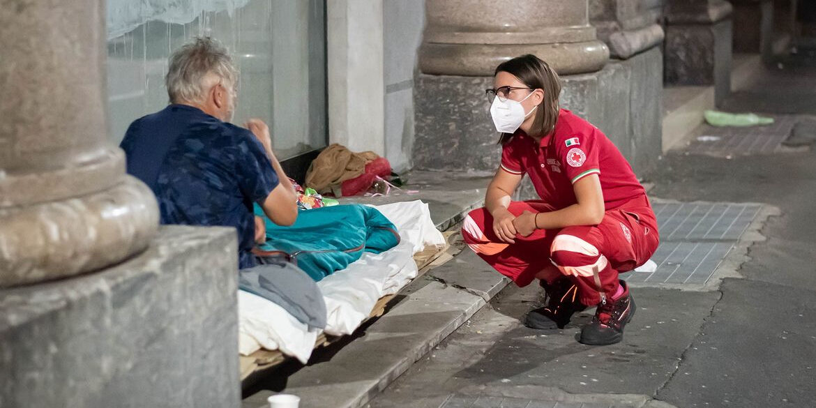 CRI Volunteers in Central and Southern Italy work with vulnerable homeless citizens to attend to their needs during the heatwaves.  