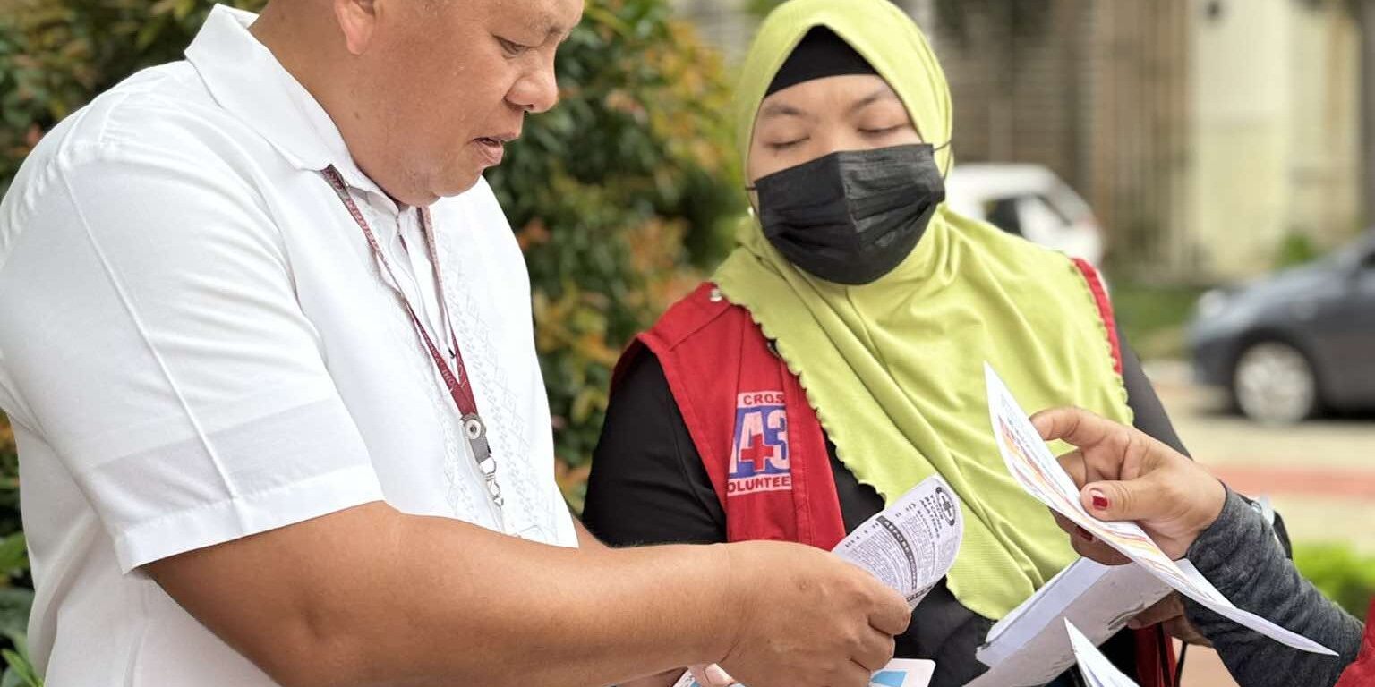 Philippine Red Cross volunteers distribute materials with key recommendations for keeping cool during heat waves. Credit: Philippine Red Cross. 