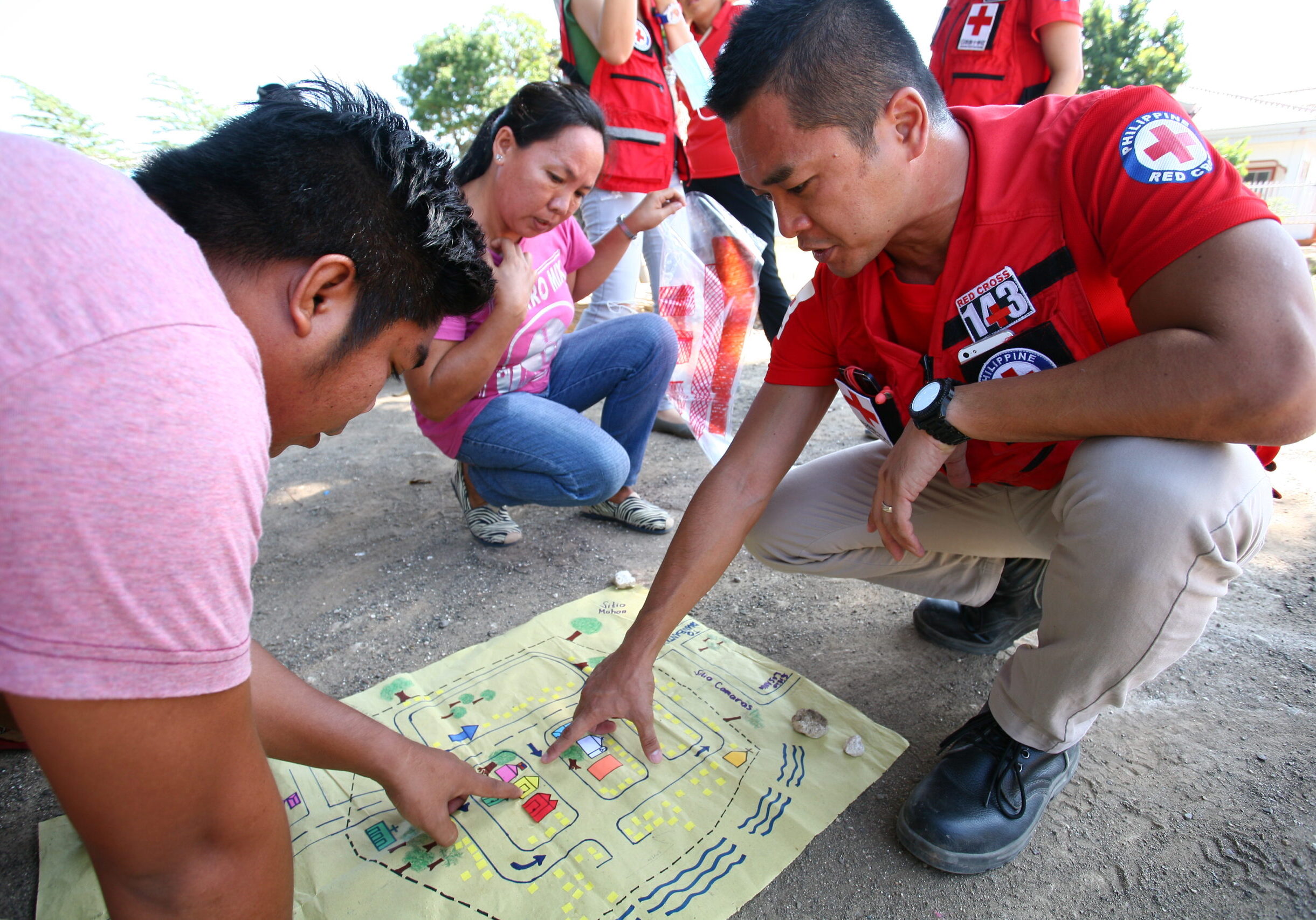 Taku Yoshida. 27/10/2015. Philippines, Cebu, Daanbantayan, Bateria. Discussing the hazard map. 
Photo by Juan Carlo, Japanese Red Cross Society / Philippine Red Cross